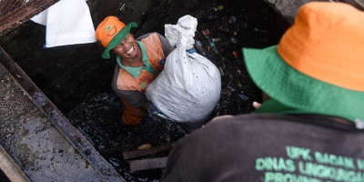 Menjaga Saluran Air Ibukota 