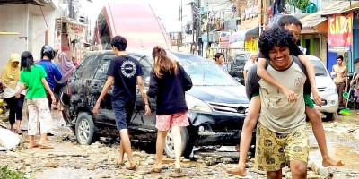 Lautan Tumpukan Kendaraan Pasca Banjir
