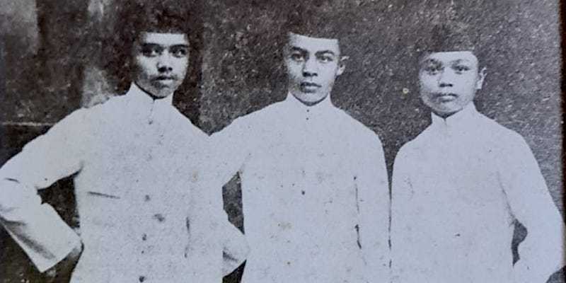 Bung Hatta (tengah) diapit dua sahabatnya saat sekolah MULO di Padang.