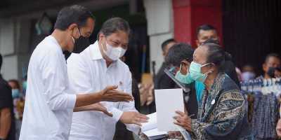 Duet Jokowi dan Airlangga Serahkan Bantuan untuk PKL se-Indonesia