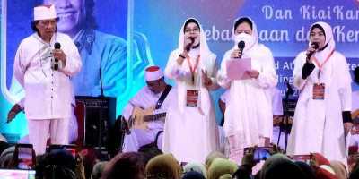 Puan dan Cak Nun Nyanyikan Lagu-lagu Nusantara