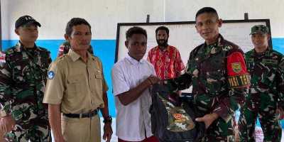 Bantuan Dari Mabes TNI untuk Siswa SD di Papua